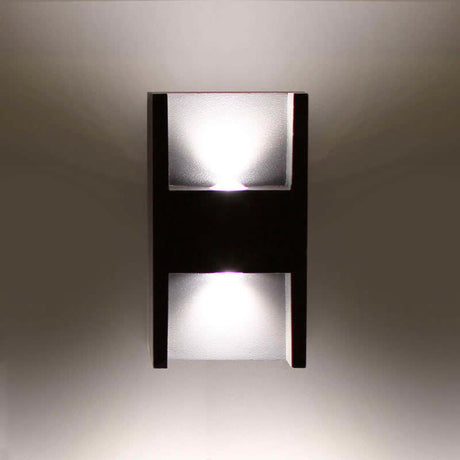 Luminaria led realizada en aluminio de gran calidad y lacado en color gris pavonado para la iluminación de paramentos verticales. Emite un haz de luz sin emisión de calor y gran eficiencia. Lámpara ideal para combinar diferentes tipos de iluminación tanto en interiores como en exteriores.