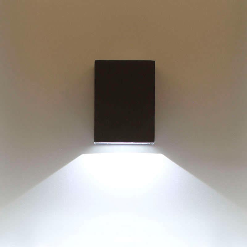 Luminaria led realizada en aluminio de gran calidad y lacado en color gris pavonado para la iluminación de paramentos verticales. Emite un haz de luz sin emisión de calor y gran eficiencia. Lámpara ideal para combinar diferentes tipos de iluminación tanto en interiores como en exteriores.
