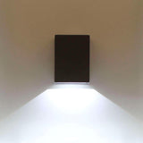 Luminaria led realizada en aluminio de gran calidad y lacado en color gris pavonado para la iluminación de paramentos verticales. Emite un haz de luz sin emisión de calor y gran eficiencia. Lámpara ideal para combinar diferentes tipos de iluminación tanto en interiores como en exteriores.