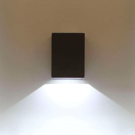 Luminaria led realizada en aluminio de gran calidad y lacado en color gris pavonado para la iluminación de paramentos verticales. Emite un haz de luz sin emisión de calor y gran eficiencia. Lámpara ideal para combinar diferentes tipos de iluminación tanto en interiores como en exteriores.