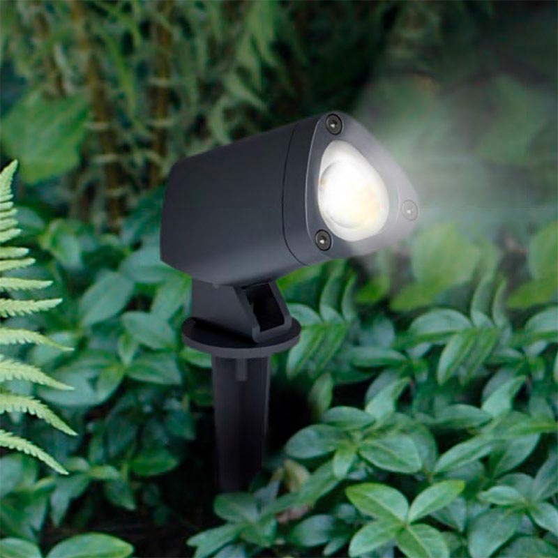 Con la nueva serie GARLUX y sus múltiples accesorios disponibles, puedes lograr una completa iluminación de tu jardín de forma fácil y cómoda. Utilizando las estacas de luz para iluminar desde abajo. Los cabezales ajustables te proporcionan la flexibilidad que necesitas para dirigir la luz y crear el efecto deseado. Los diversos soportes, te permiten iluminar paños de pared fácilmente y con gran efectividad.