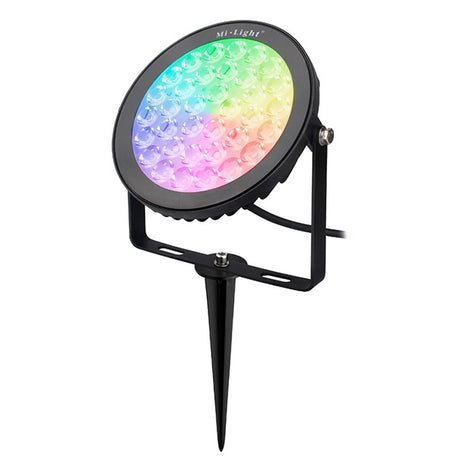 Foco proyector Led orientable de exterior con estaca para su fijación al suelo. Altas prestaciones y gran resistencia (IP65). Ofrece máximo control y amplias posibilidades de decoración con luz RGB y luz blanca ajustable desde 2700K a 6500K. 