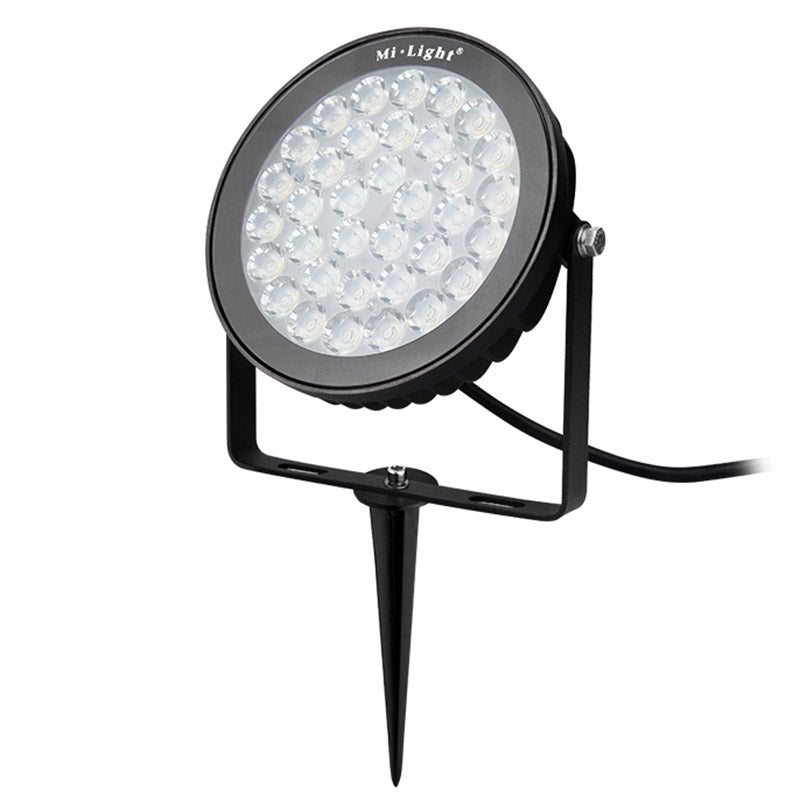 Foco proyector Led orientable de exterior con estaca para su fijación al suelo. Altas prestaciones y gran resistencia (IP65). Ofrece máximo control y amplias posibilidades de decoración con luz RGB y luz blanca ajustable desde 2700K a 6500K. 