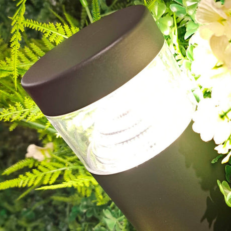 Aplique de pared led fabricado en acero y policarbonato extremadamente resistente a los rayos solares. Además de estar fabricadas con un IP44 que le hace apto para exteriores.