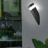 Aplique de pared led fabricado en acero y policarbonato extremadamente resistente a los rayos solares. Además de estar fabricadas con un IP44 que le hace apto para exteriores.