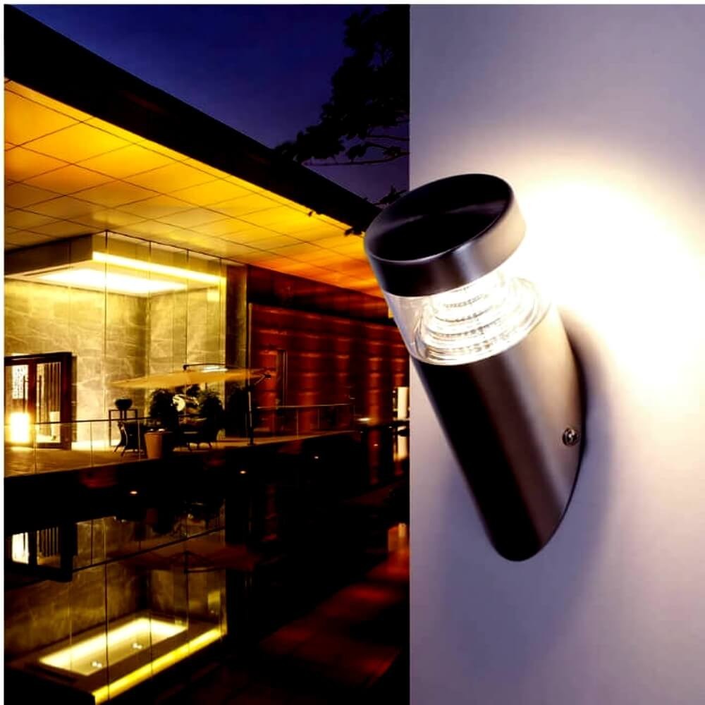 Aplique de pared led fabricado en acero y policarbonato extremadamente resistente a los rayos solares. Además de estar fabricadas con un IP44 que le hace apto para exteriores.