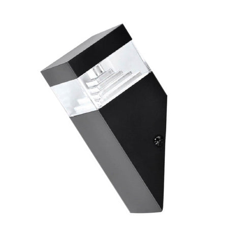 Aplique de pared led fabricado en acero y policarbonato extremadamente resistente a los rayos solares. Además de estar fabricadas con un IP44 que le hace apto para exteriores.