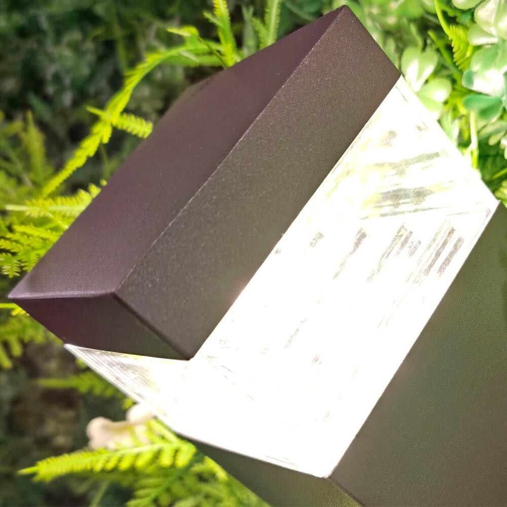 Aplique de pared led fabricado en acero y policarbonato extremadamente resistente a los rayos solares. Además de estar fabricadas con un IP44 que le hace apto para exteriores.
