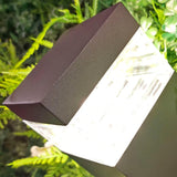 Aplique de pared led fabricado en acero y policarbonato extremadamente resistente a los rayos solares. Además de estar fabricadas con un IP44 que le hace apto para exteriores.