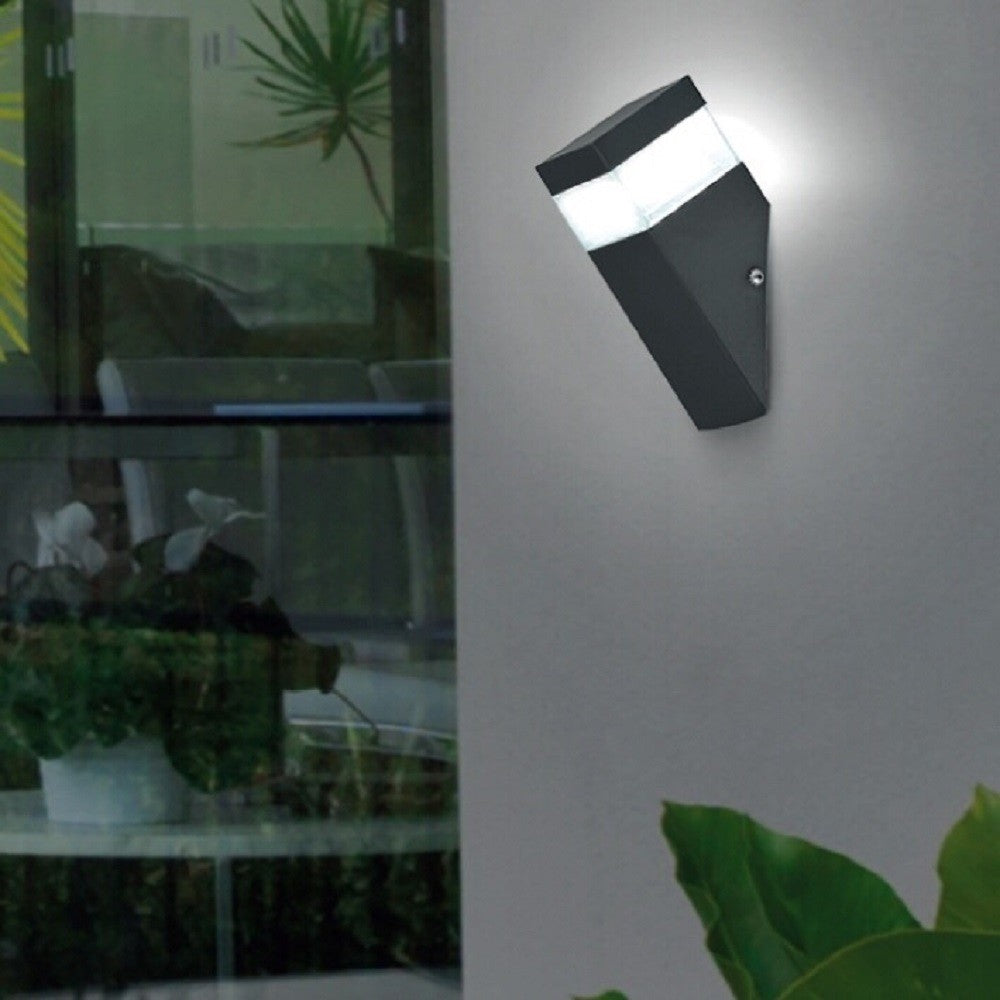 Aplique de pared led fabricado en acero y policarbonato extremadamente resistente a los rayos solares. Además de estar fabricadas con un IP44 que le hace apto para exteriores.