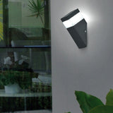Aplique de pared led fabricado en acero y policarbonato extremadamente resistente a los rayos solares. Además de estar fabricadas con un IP44 que le hace apto para exteriores.