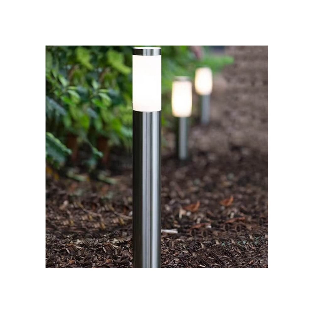 Farola de jardín de diseño moderno de fabricación robusta realizada en acero y policarbonato, con grado de protección IP54 y una protección eléctrica de clase I. Para bombillas led de tipo E27 (bombilla no incluida)