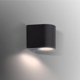 Aplique de pared led fabricado en aluminio inyectado y cristal. Extremadamente resistente a los rayos solares y apto para su instalación en interior o exterior. Permite alojar una bombilla GU10