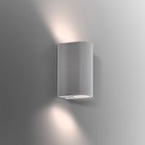 Aplique de pared led fabricado en aluminio inyectado y cristal. Extremadamente resistente a los rayos solares y apto para su instalación en interior o exterior. Permite alojar dos bombillas GU10