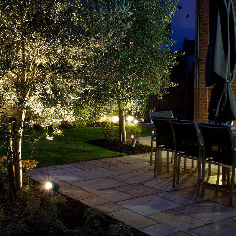 Foco de exterior para lograr una iluminación perfecta de tu jardín de forma fácil y cómoda. Los cabezales ajustables te proporcionan la flexibilidad que necesitas para dirigir la luz y crear el efecto deseado. También te permiten iluminar paños de pared fácilmente y con gran efectividad.