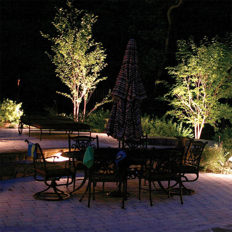 Foco de exterior para lograr una iluminación perfecta de tu jardín de forma fácil y cómoda. Los cabezales ajustables te proporcionan la flexibilidad que necesitas para dirigir la luz y crear el efecto deseado. También te permiten iluminar paños de pared fácilmente y con gran efectividad.