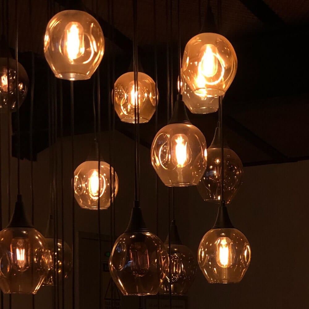 La Bombilla LED E27 Filamento Gold A60 de 8W de potencia es perfecta para actualizar nuestras bombillas sin perder la estética retro.
