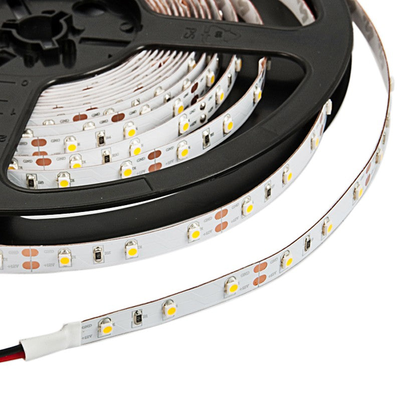 Rollo de tira LED monocolor de 5 metros (60 Leds/metro) de calidad superior. Con chip led Epistar SMD3528 de bajo consumo. Material flexible adaptable a cualquier superficie. En el dorso cuenta con un potente adhesivo 3M para colocar la tira en cualquier superficie. Genera poco calor y tiene un coste de mantenimiento muy bajo.