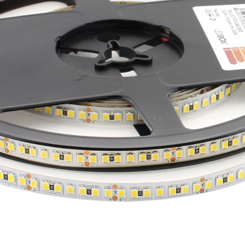 Tira LED con el nuevo Chip Samsung de alta potencia lumínica SMD2835. Incorpora cinta adhesiva 3M-300LSE de máxima calidad para colocar la tira en cualquier superficie. Tira de 5 metros con 1050 led de alto brillo y un elevado CRI 95 que proporciona una luz espectacular.