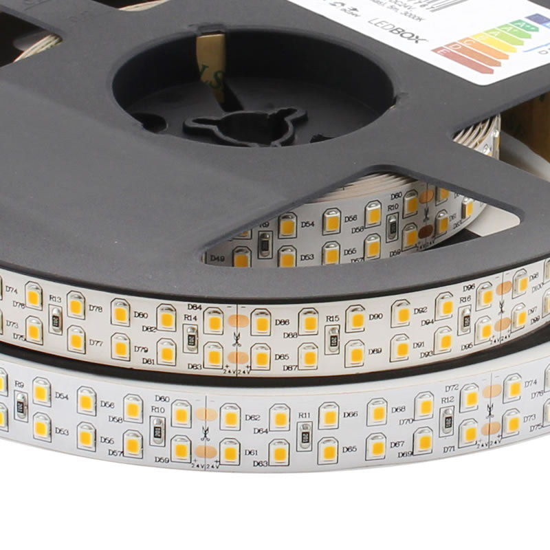 Tira LED con el nuevo Chip Samsung de alta potencia lumínica SMD2835. Incorpora cinta adhesiva 3M 300LSE  para colocar la tira en cualquier superficie. Tira de 5 metros con dos filas de led. Con sus 240led por metros ofrece una luminosidad de alto brillo para los proyectos más exigentes.