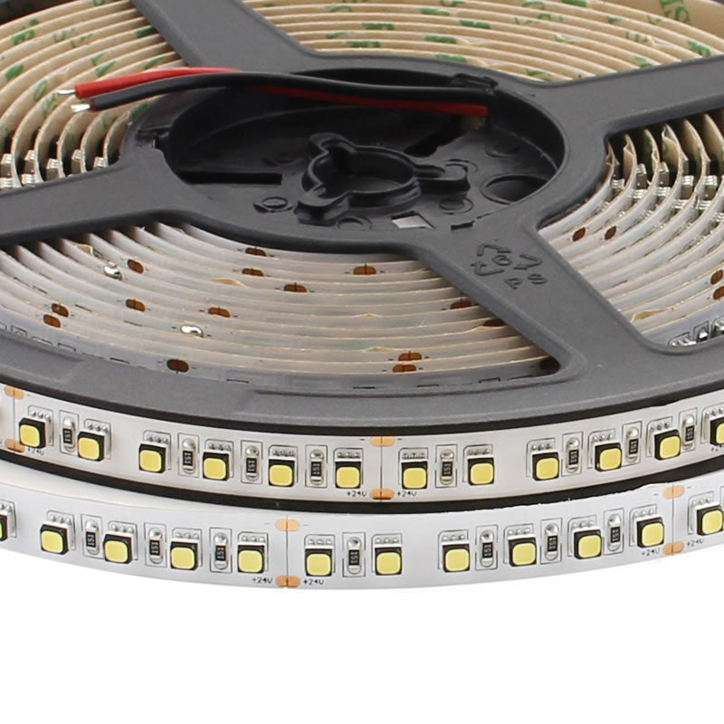 Tira LED con el nuevo Chip Samsung con 120led/metro de alta potencia lumínica SMD3535 con una mayor concentración de luz y doble PCB de 10mm para una mejor disipación del calor. Incorpora cinta adhesiva 3M 300LSE para colocar la tira en cualquier superficie. Tira de 5 metros.