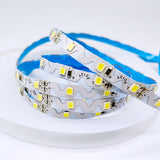 Rollo de tira LED monocolor de 5 metros (72 Leds/metro) especialmente indicado para la adaptarse a cualquier contorno, permite hacer curvas y angulos de 90 grados gracias a su PCB de solo 6mm de ancho en forma de Zig-Zag. Chip SMD2835 de bajo consumo. Material flexible adaptable a cualquier superficie. En el dorso cuenta con un potente adhesivo 3M para colocar la tira en cualquier superficie.