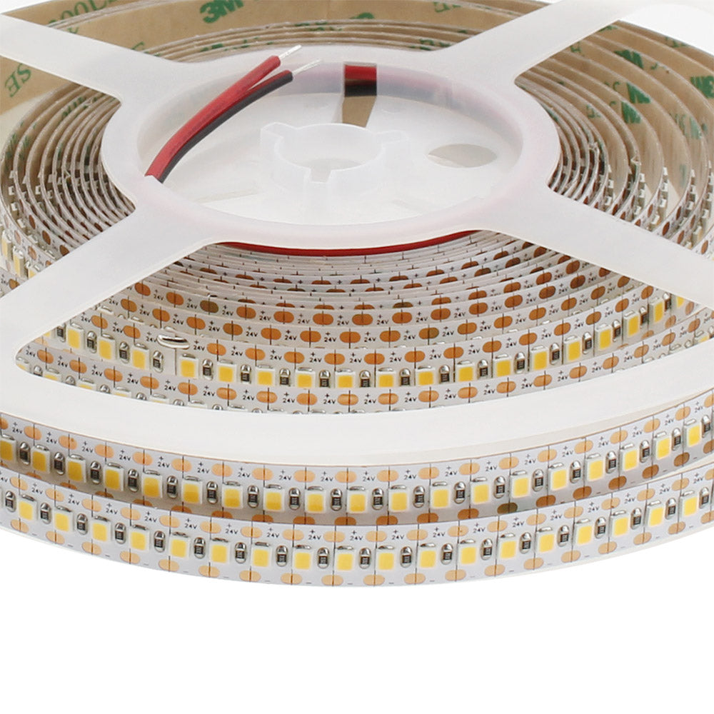 Tira LED con el nuevo Chip Samsung de alta potencia lumínica SMD2835. Incorpora cinta adhesiva 3M-300LSE de máxima calidad para colocar la tira en cualquier superficie. Tira de 5 metros con 900 led de alto brillo y un elevado CRI 95 que proporciona una luz espectacular. Puedes cortar la tira cada 5,55mm, total flexibidad para cualquier trabajo.