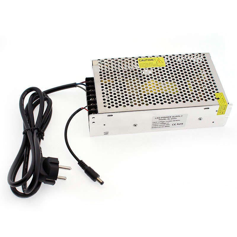 Fuente Alimentación Universal para uso en instalaciones interiores que proporciona una salida de DC5V/200W/40A. Para un uso de cargas permanentes de hasta 160W (80% de la carga total soportada). Capaz de aguantar picos de 200W. 