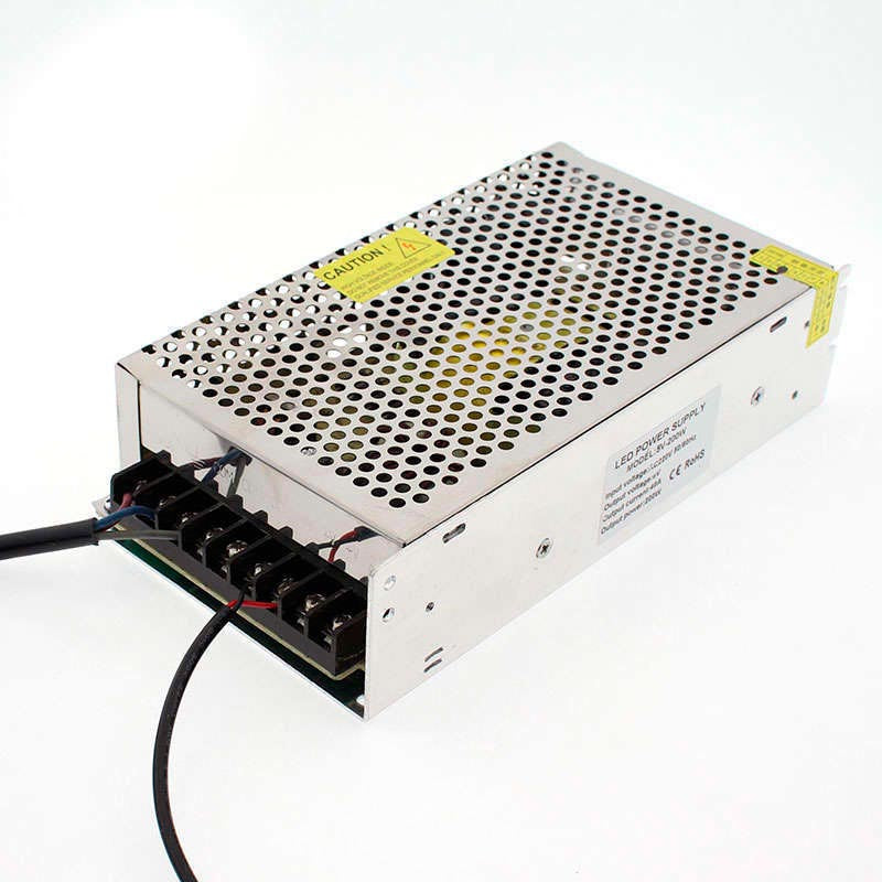 Fuente Alimentación Universal para uso en instalaciones interiores que proporciona una salida de DC5V/200W/40A. Para un uso de cargas permanentes de hasta 160W (80% de la carga total soportada). Capaz de aguantar picos de 200W. 