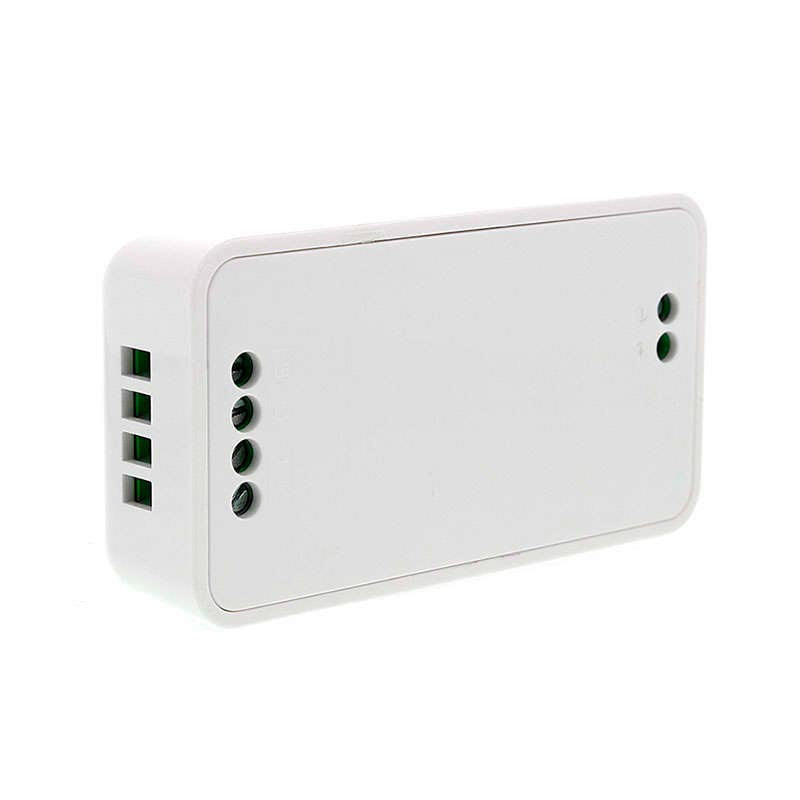 Completo controlador con botonera táctil y control remoto RF. Posibilidad de emparejar un solo mando con varios contralodores. Con selector de color mediante rueda táctil que permite elegir entre multitud de opciones de color, modo blanco puro o neutro ó 19 modos dinámicos predefinidos.