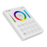 El Mando 8 zonas RGB+CCT táctil B8 es un control remoto de pared con pantalla de cristal táctil de gran precisión para un control profesional de tiras led RGB + CCT blanco dual. el mando a distancia permite el control de 8 zonas. Se alimenta con 2 pilas tipo AAA o con adaptador de corriente opcional.