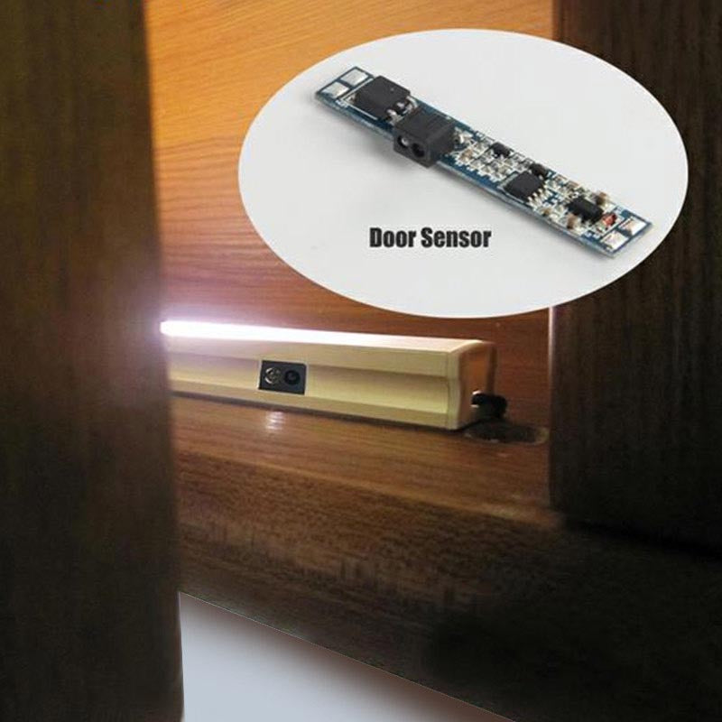 Sensor IR de reducido tamaño (55x10mm) para instalar en un perfil que se conecta directamente a la tira led monocolor y permite encenderla automáticamente cuando detecta movimiento (puerta abierta). La posición acodada del sensor permite su instalación para nuevas aplicaciones.