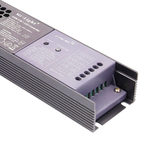 Un nuevo concepto de Controlador + Driver Led 100W integrado para cualquier tipo de tira led RGB+CCT, RGBW, RGB, CCT DUAL y MONO. En combinación del mando a distancia LD1051363 permite controlar hasta 8 zonas diferentes. Con autosincronización, transmite los comandos recibidos al resto de controladores a su alcance (30m) aumentando significativamente la distancia de la instalación. 