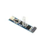 Nuevo Dimmer táctil con indicador luminoso de reducido tamaño para instalar en perfil que se conecta directamente a la tira led monocolor y permite regular la intensidad de luz de forma fácil y cómoda. No necesita soldar cables, incluye conectores rápidos para cables y tira led.