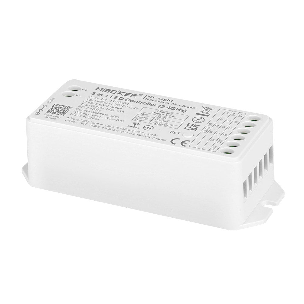Kit que incluye controlador 3 en 1(RGB + RGBW + RGBCCT)  y mando a distancia táctil RF. Incorpora múltiples funciones de sincronización con otros controladores y con una potencia de hasta 15A. Un nuevo concepto de controladores profesionales para el control de cualquier tipo de tiras o luminarias led RGB + RGBW + RGBCCT.