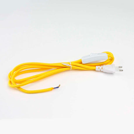 Cable eléctrico textil con interruptor y enchufe. Consta de dos hilos de sección 2x0,75mm y aislamiento de PVC. Capacidad de corriente de 6A.