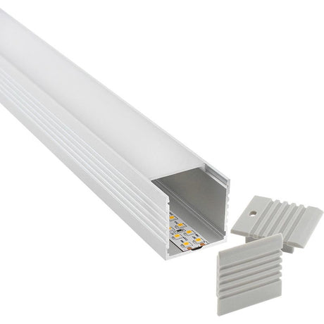 Kit que incluye perfil de aluminio, cubierta opal y tapas laterales. Para proteger y ocultar las tiras led, lo que permite realizar instalaciones profesionales, limpias y con estilo.