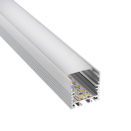 Kit que incluye perfil de aluminio, cubierta opal y tapas laterales. Para proteger y ocultar las tiras led, lo que permite realizar instalaciones profesionales, limpias y con estilo.