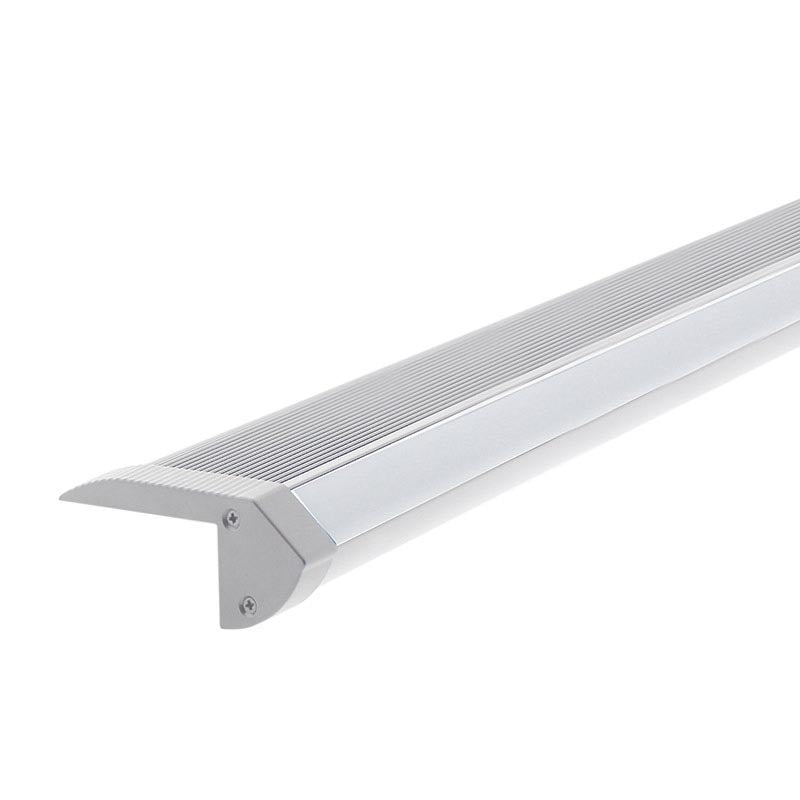 Kit que incluye perfil de aluminio anodizado, cubierta opal y tapas laterales. Indicado para instalación en los peldaños de las escaleras para señalizar los pasos, como en cines, teatros, etc.