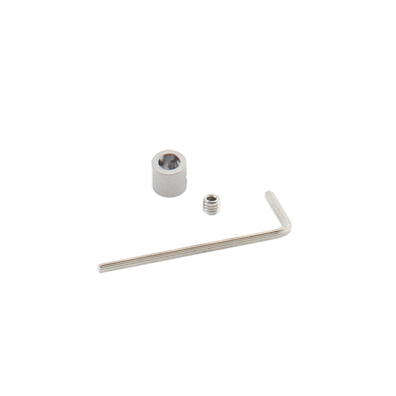 Kit que incluye 3 prisioneros metálicos en forma de cilindro fabricados en acero cromado para sujetar los cables de suspensión y/o electrificados + 3 tornillos allen para aprisionar el cable + 1 llave allen + 3 tornillos allen y llave para sujetar la cubierta acrílica del perfil. 