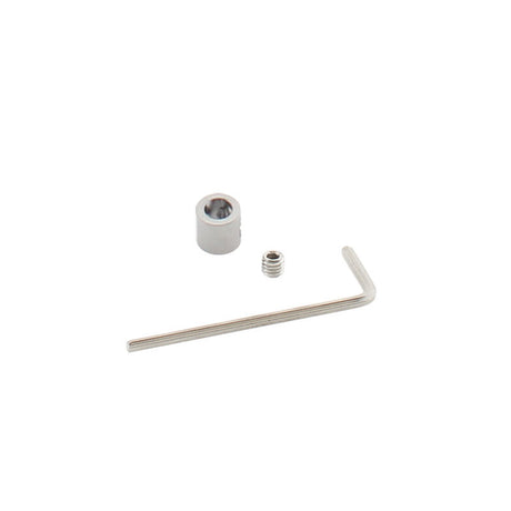 Kit que incluye 3 prisioneros metálicos en forma de cilindro fabricados en acero cromado para sujetar los cables de suspensión y/o electrificados + 3 tornillos allen para aprisionar el cable + 1 llave allen + 3 tornillos allen y llave para sujetar la cubierta acrílica del perfil. 