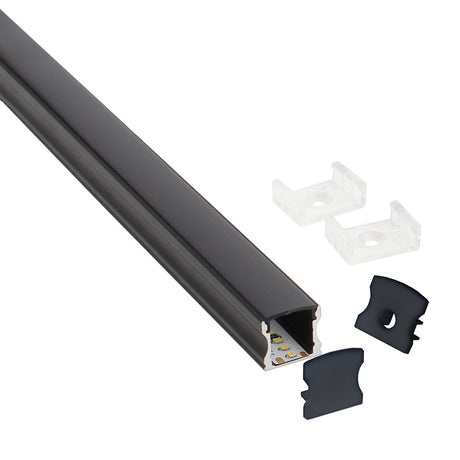 Kit que incluye perfil de aluminio de color negro, cubierta negra y tapas laterales. Para proteger y ocultar las tiras led, lo que permite realizar instalaciones profesionales, limpias y con estilo.
