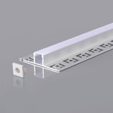 Perfil fabricado en aluminio de alta calidad ideal para iluminación de cualquier ambiente (baños, cocinas, pasillos, salones, etc) Se instala en obra entre el pladur, yeso, azulejos, etc. Dispone de aletas troqueladas que facilita la inserción del cemento u otro material para asegurar así un agarre perfecto a la pared.