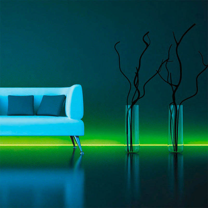 Perfil fabricado en aluminio de alta calidad ideal para iluminación de cualquier ambiente (baños, cocinas, pasillos, salones, etc) Se instala en obra entre el pladur, yeso, azulejos, etc. Dispone de aletas troqueladas que facilita la inserción del cemento u otro material para asegurar así un agarre perfecto a la pared.