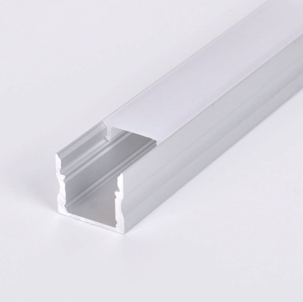 Kit que incluye perfil de aluminio, cubierta opal y tapas laterales. Para proteger y ocultar las tiras led, lo que permite realizar instalaciones profesionales, limpias y con estilo.