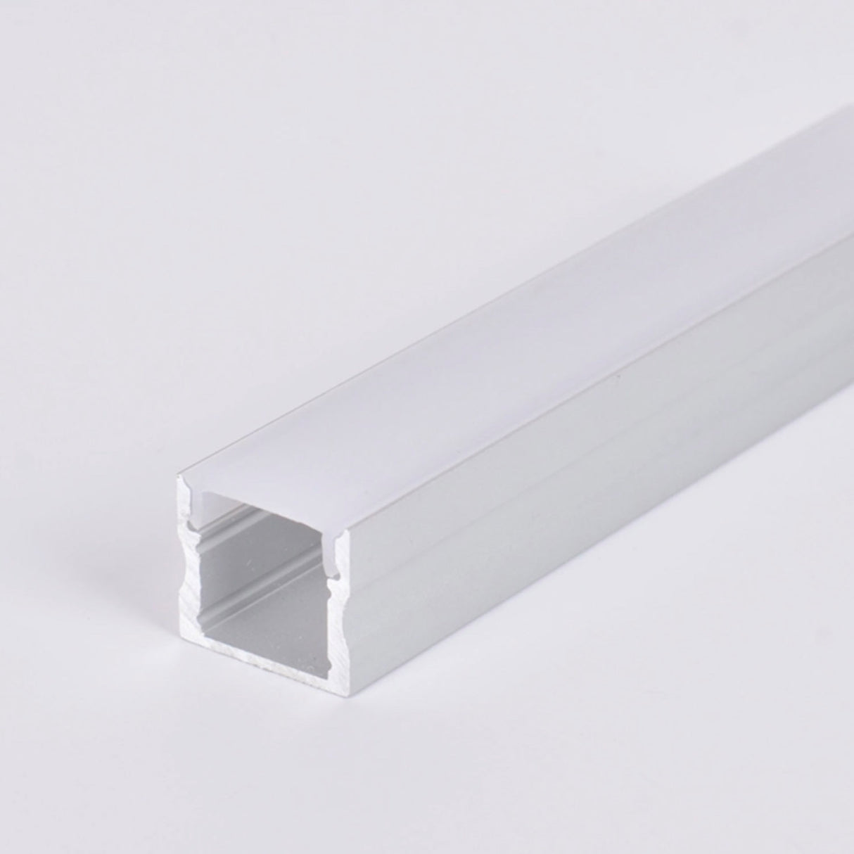Kit que incluye perfil de aluminio, cubierta opal y tapas laterales. Para proteger y ocultar las tiras led, lo que permite realizar instalaciones profesionales, limpias y con estilo.