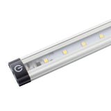 Barra led con sensor táctil. Con un toque enciende la barra de forma cómoda. Con sucesivos toques regula la intensidad y apaga la barra led.  Ideal para la iluminación de interiores de armarios, estanterías, baldas, caravanas, iluminación LED cocinas, etc. De muy bajo consumo y una gran luminosidad. Incluye clips para montar en cualquier superficie.