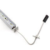 Cable de 20 cm de longitud con dos conectores que permite conectar dos Barras led CONNECT. Incluye tapas perfil.