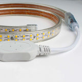 Tira LED doble flexible SMD3014 de alta tensión que se conecta directamente a la red eléctrica de 220V mediante un alimentador, está fabricada con componentes de alta calidad, permite una alta disipación del calor y son impermeables gracias a la cubierta transparente de PVC. Por su flexibilidad y alta luminosidad es ideal para crear una iluminación de calidad en todo tipo de ambientes, tanto en interiores como en exteriores.