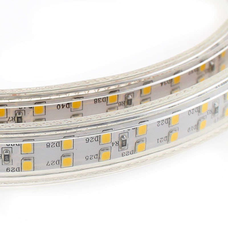 Tira led de 1 metro de doble tira LED flexible SMD2835 de alta tensión que se conecta directamente a la red eléctrica de 220V mediante un alimentador, está fabricada con componentes de alta calidad, permite una alta disipación del calor y son impermeables gracias a la cubierta transparente de PVC. Por su flexibilidad y alta luminosidad es ideal para crear una iluminación de calidad en todo tipo de ambientes, tanto en interiores como en exteriores.